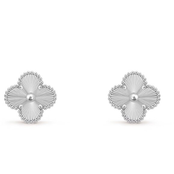 😱😍Brand New Clover Leaf Solid Platinum Stud Earrings Weight :about 4.15 g